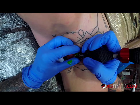 ❤️ Uiters getatoeëerde hottie Sully Savage het 'n tatoeëermerk op haar klitoris gekry ❤❌ Porno op af.image-kassir.ru ❌❤